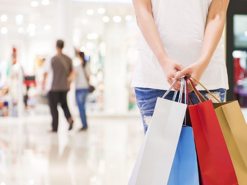 chica con bolsas de la compra en la mano